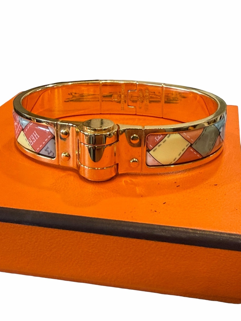 Hermes
Charnière PM Bolduc Au Carre Bangle Gold Multicolor Bracelet